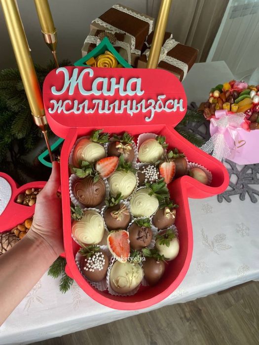 Клубника в шоколаде. Құлпынай батырылған шоколад.
