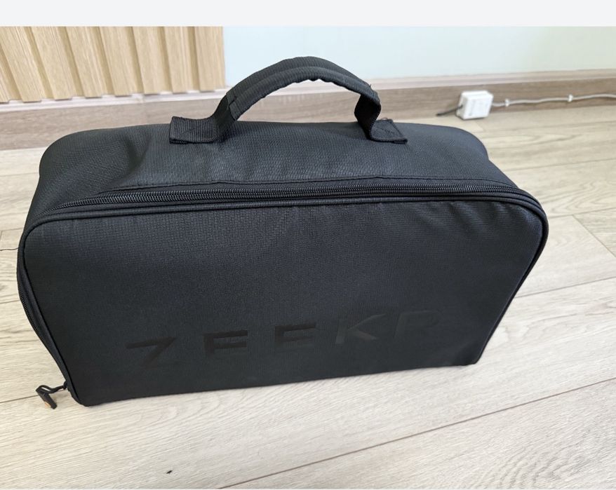 Продам оригинальную зарядку 3 квт от Zeekr 001