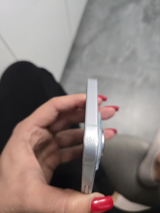 Iphone 15 128gb със следи от употреба