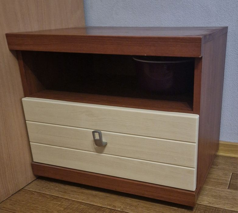Тумбочка прикроватная