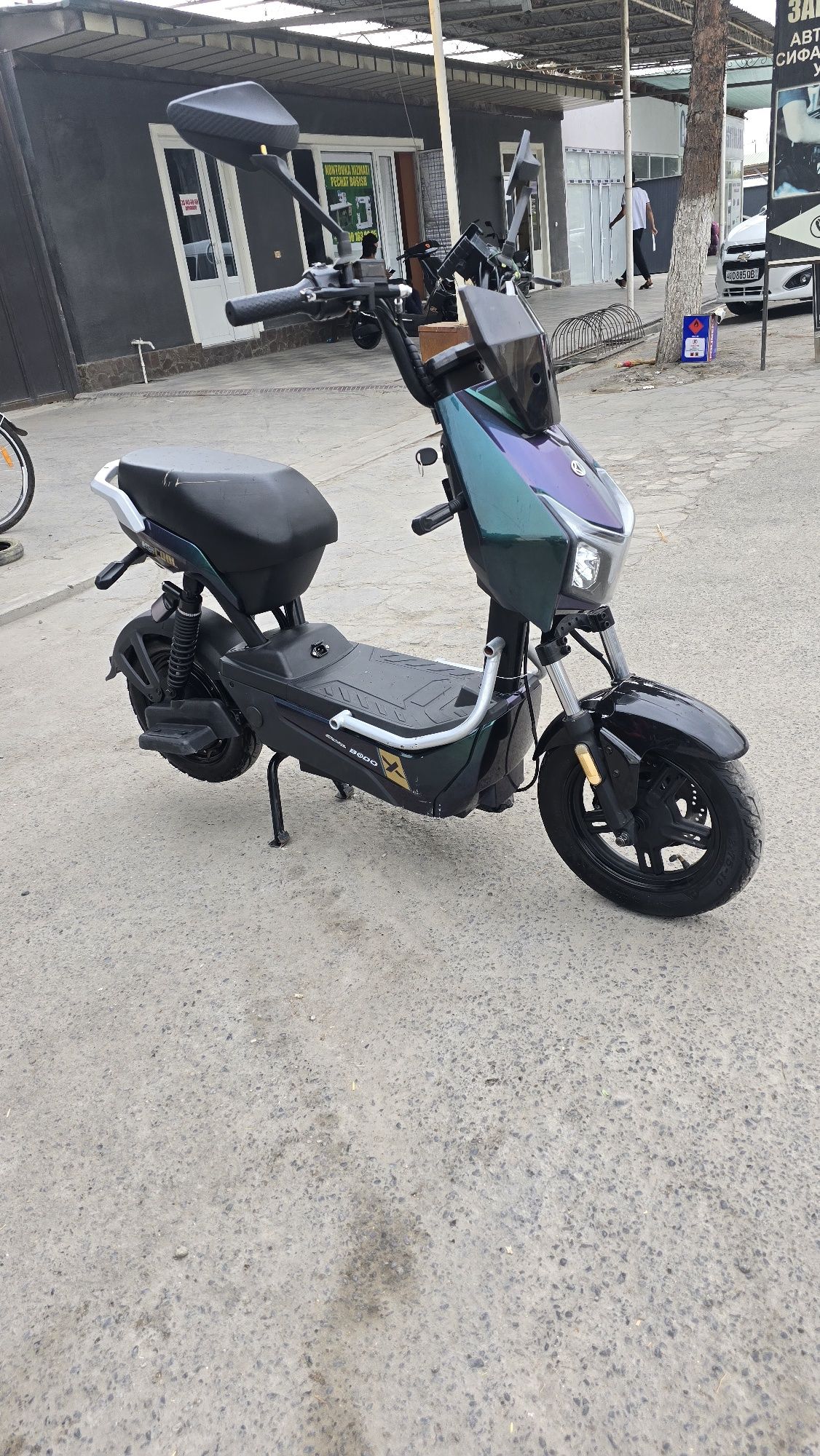 Rabochi bodo Hamiliyon   skuter