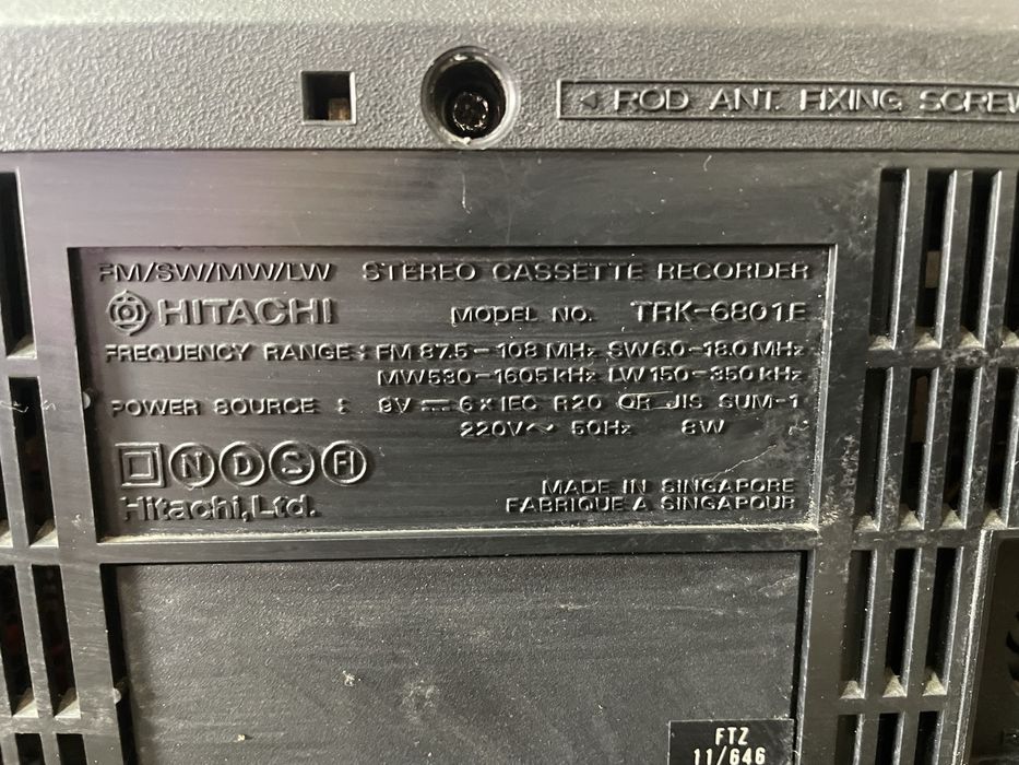 Продавам касетофон HITACHI