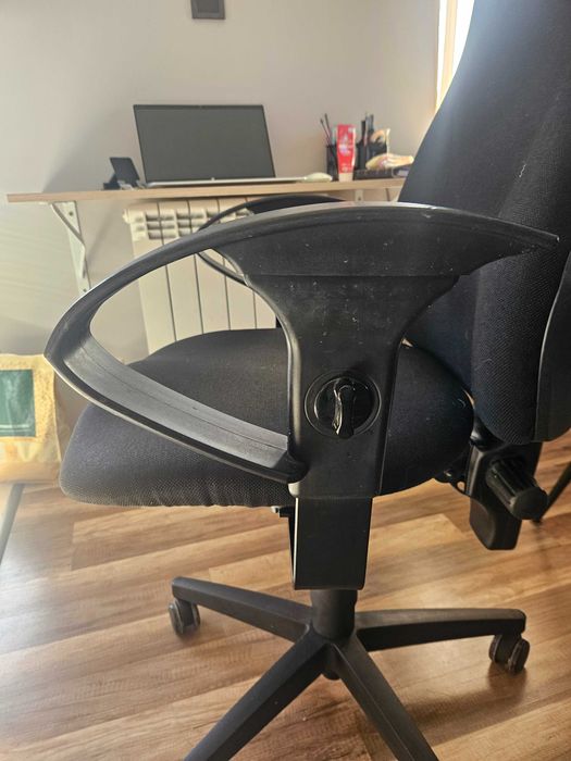 Продавам офис стол в отлично състояние с няколко функции за комфорт