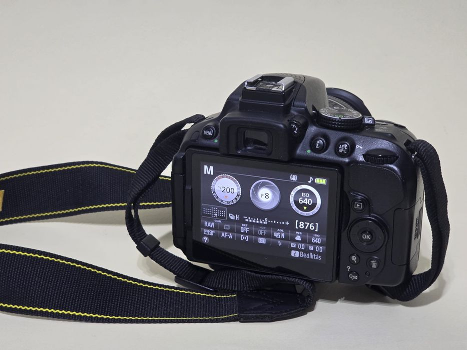 Aparat foto Nikon D5300 cu obiective de 18–55mm și 50mm