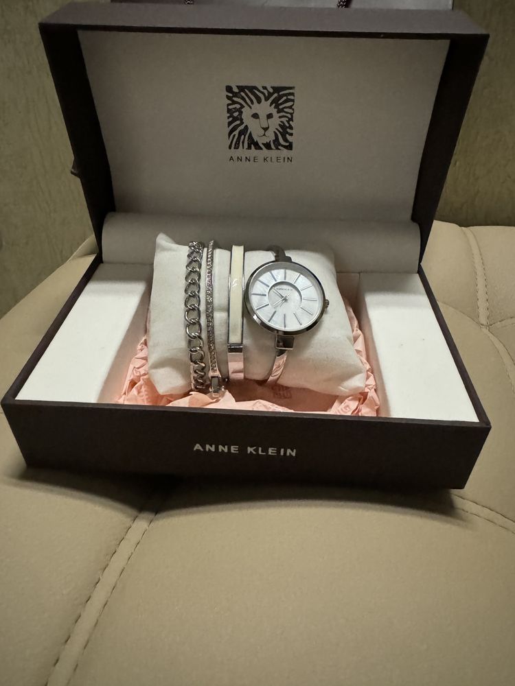 Продам набор (часы и браслеты) Anne Klein