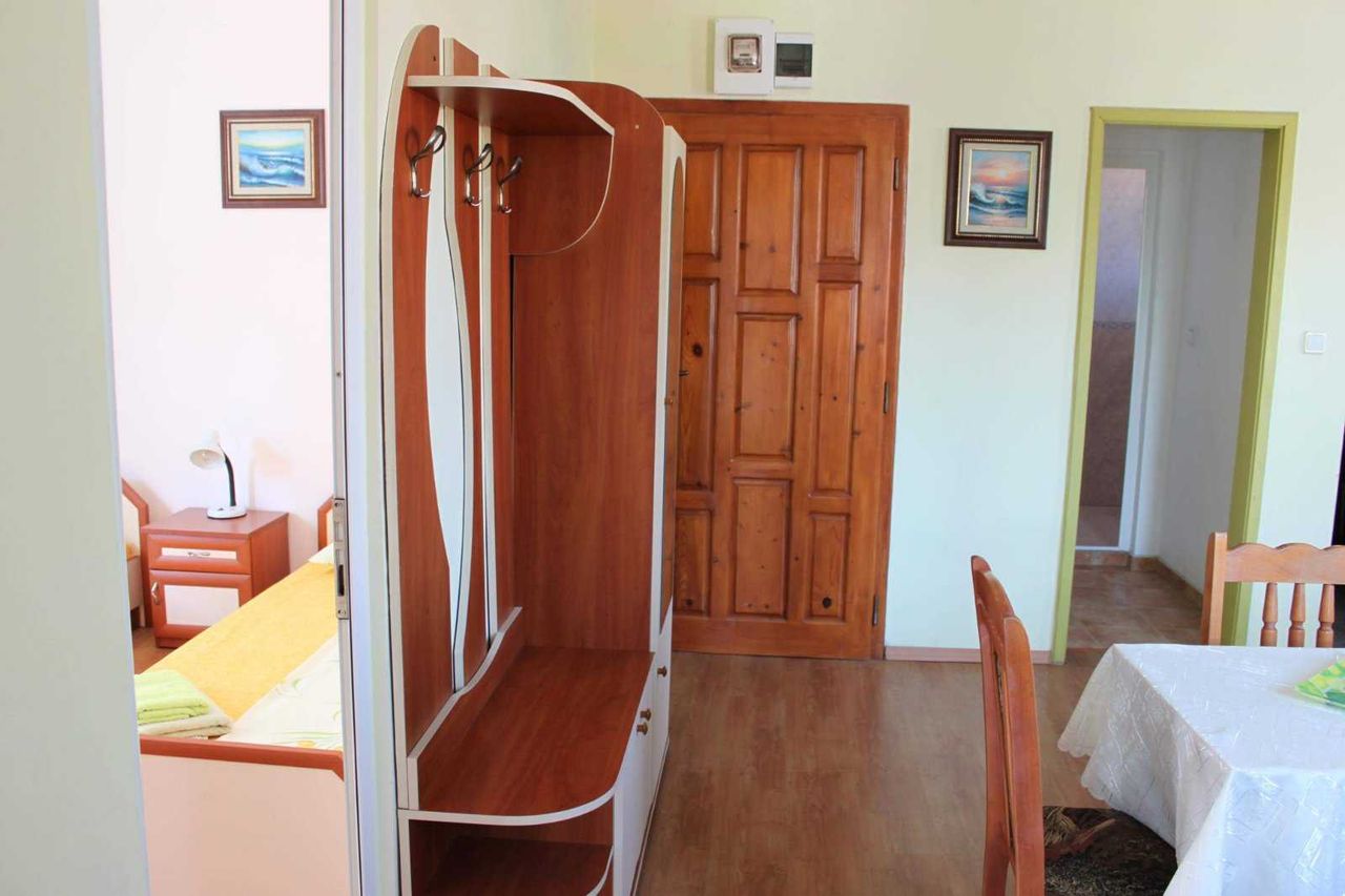 Дава се под наем Тристаен апартамент в Поморие - 65 кв.м за 375 € - Снимка #1