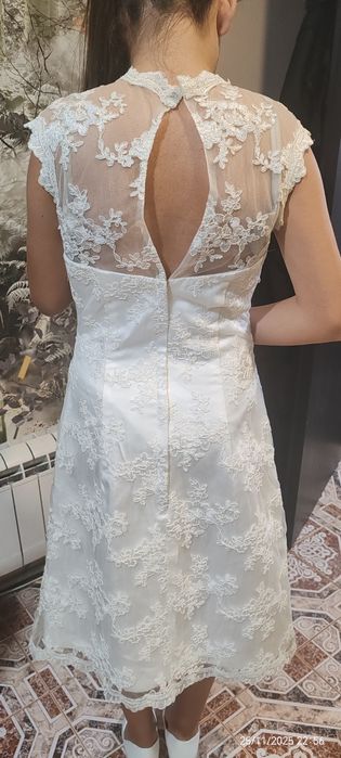 Бяла рокля под коляното