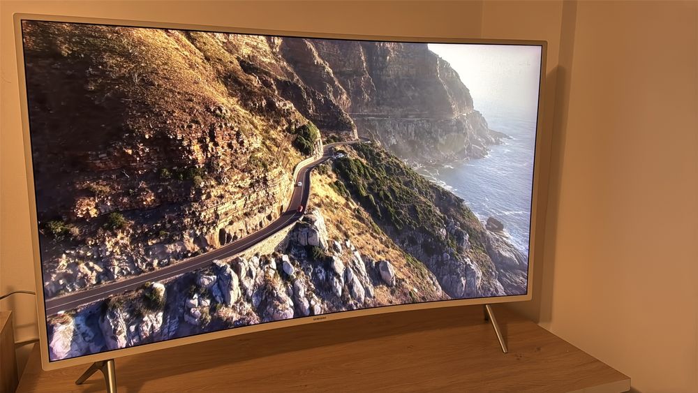 Televizor curbat Samsung UHD de 49" KU6519