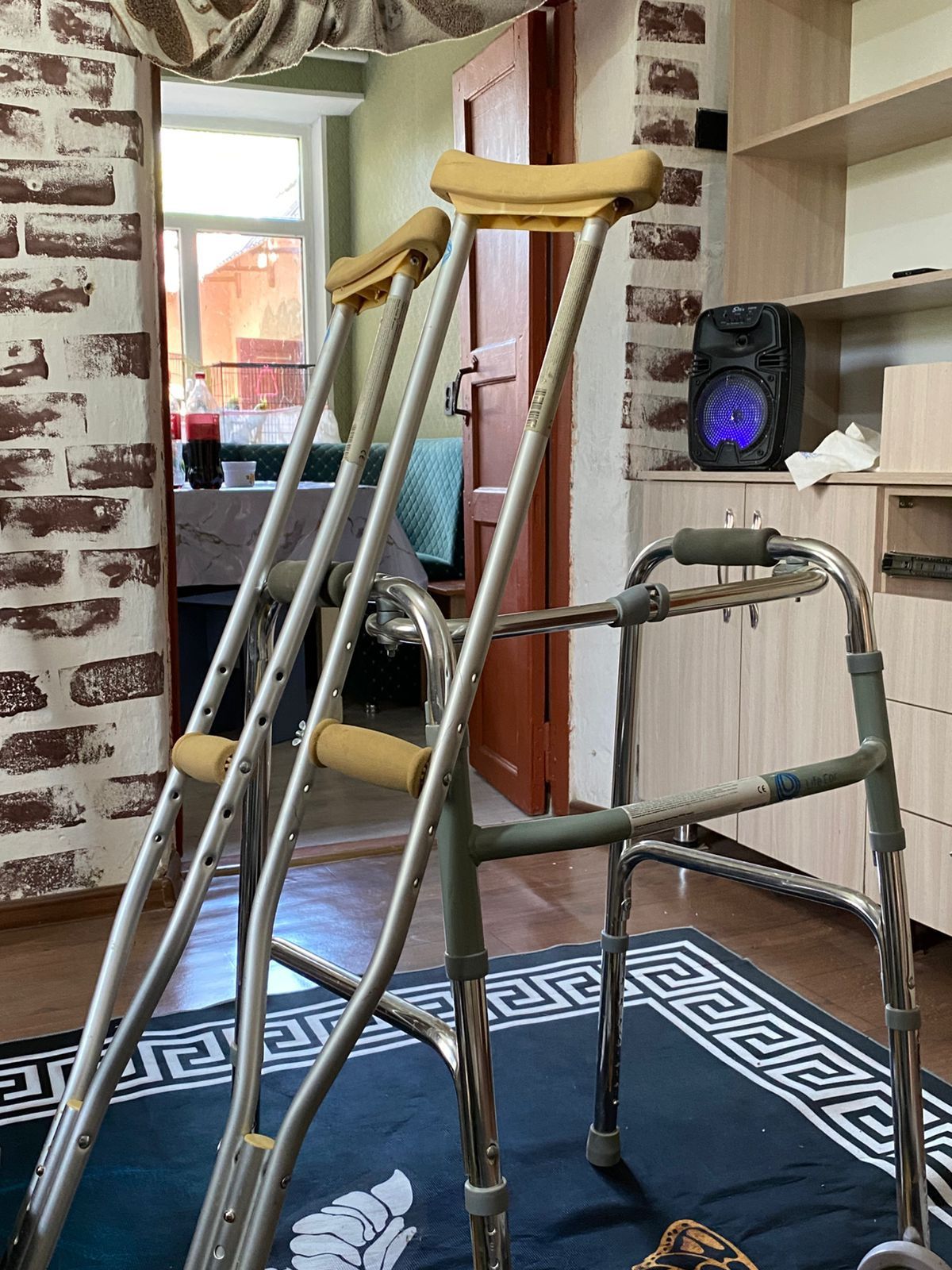 Ходунки и костыли