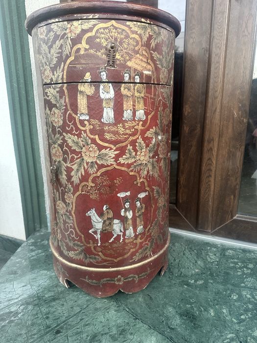 comodă rotundă în stil chinoiserie