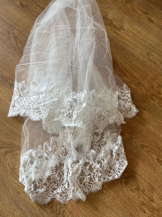 Класическа дизайнерска булчинска рокля с шлейф и було