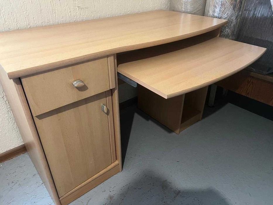 Стол письменный в хорошем состоянии