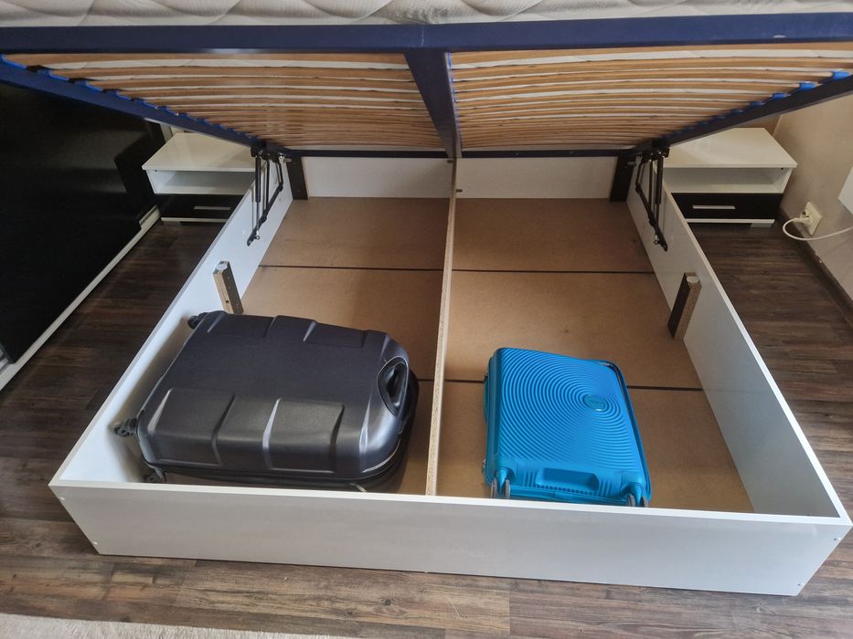 Продавам Спален комплект + матрак и секция