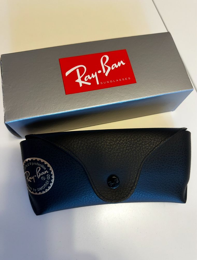 Ray-Ban слънчеви очила.