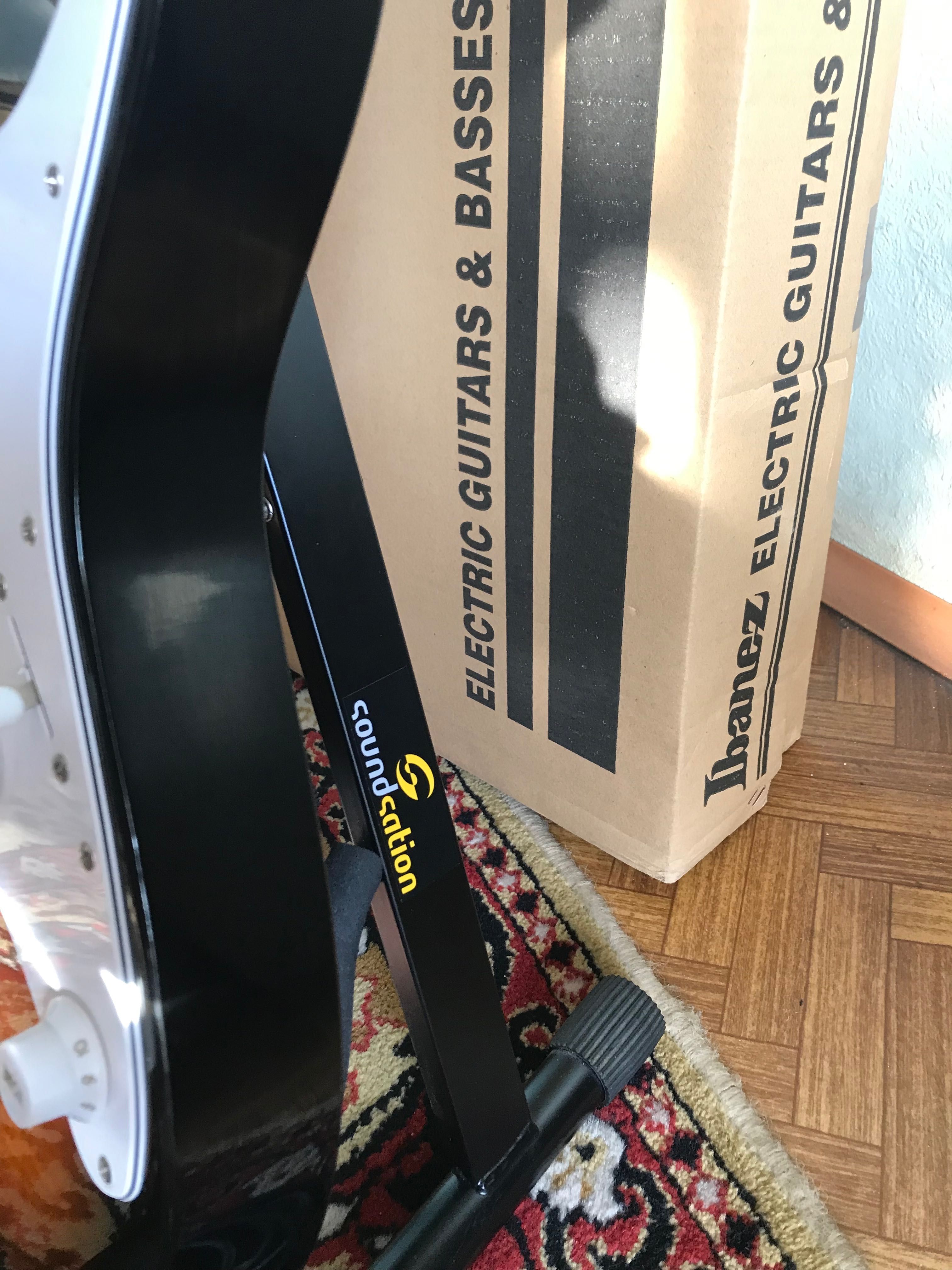 Нов Ibanez Gio /Fender китара и кубе нови