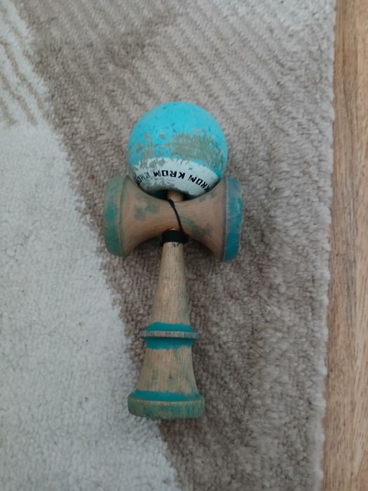 Vând kendama krom pop ruber