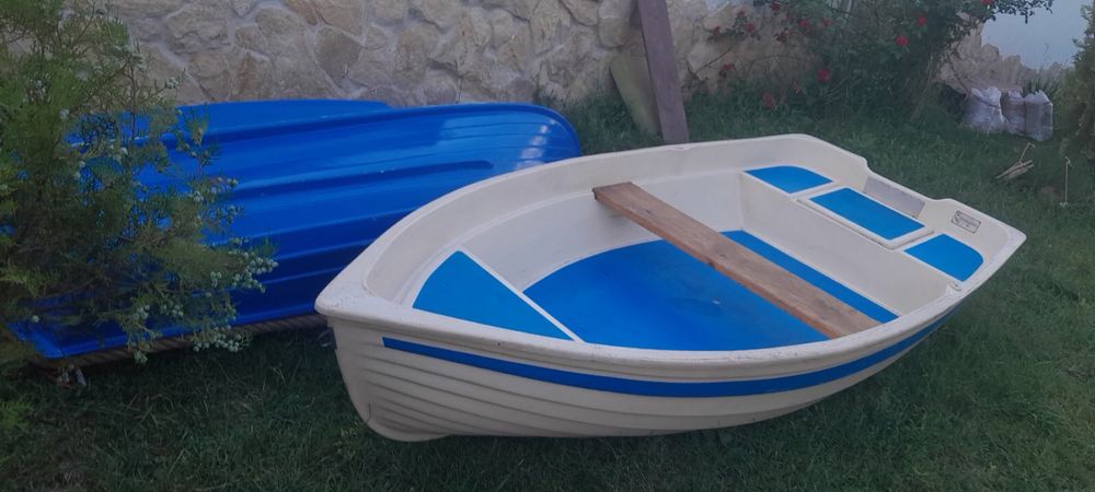 Продавам ,лодка от стъклопласт със двойно дъно .Дъжина 2,80 .Перфектна