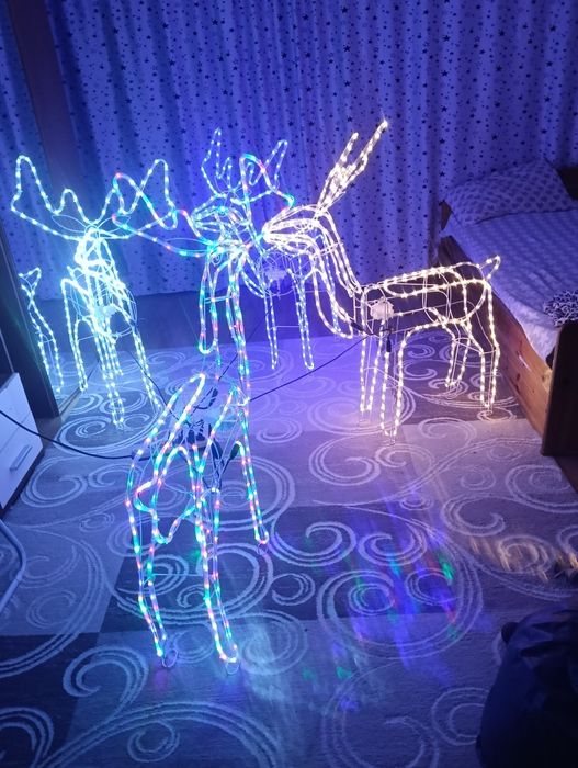 Decorațiuni luminoase in formă de reni