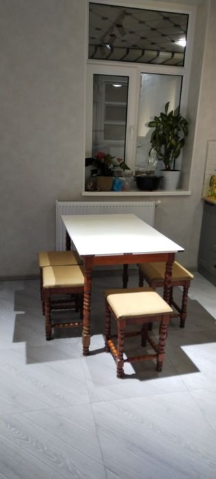 Столик с табуретками на четыре персоны