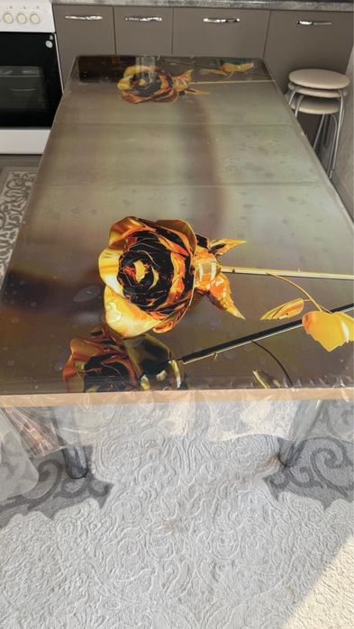 Стол кухонный в отл состоянии.