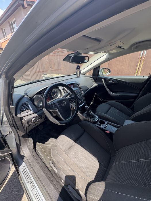 Opel Astra J 2011