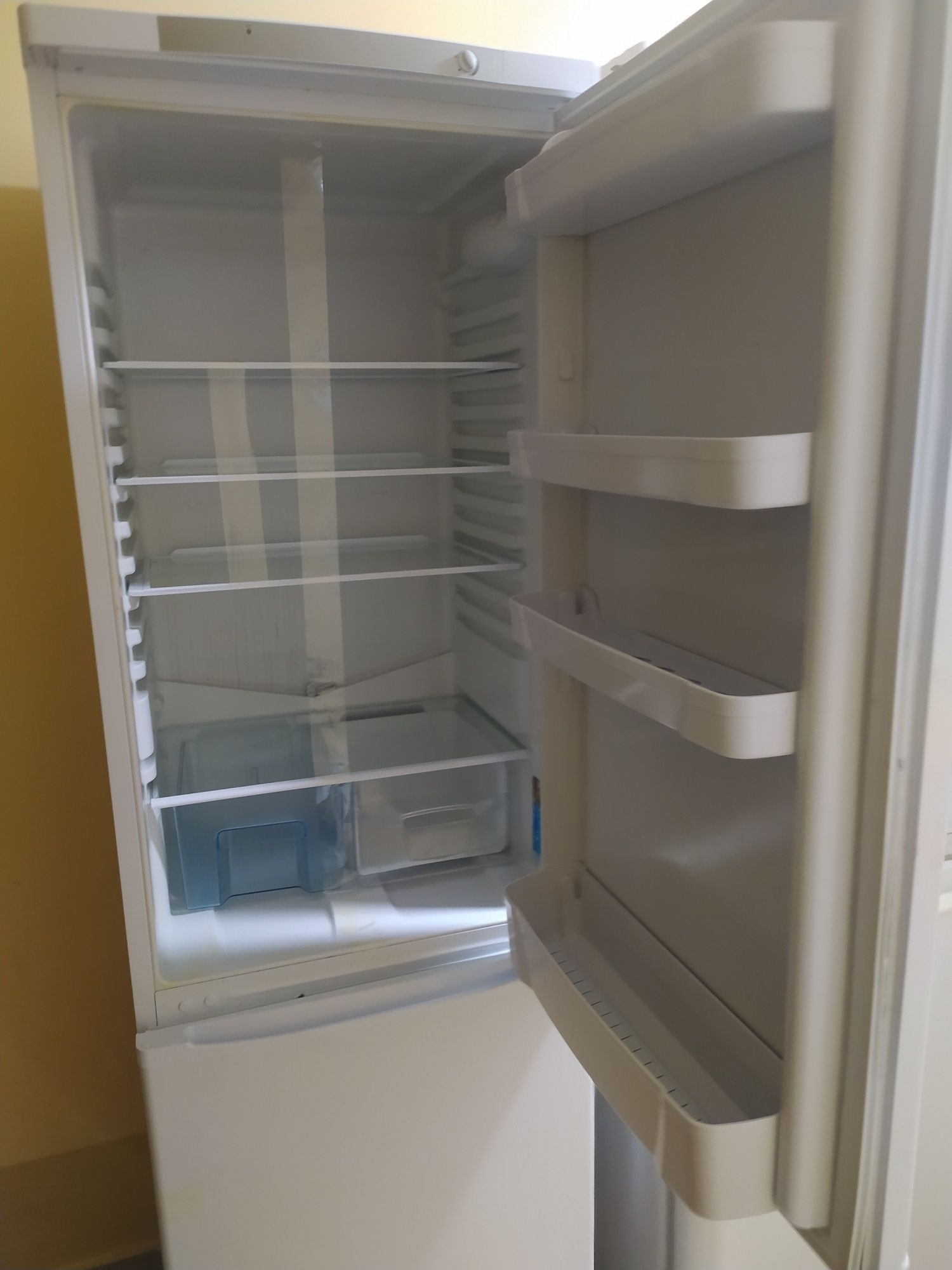 Продам 2 холодильника в неисправном состоянии