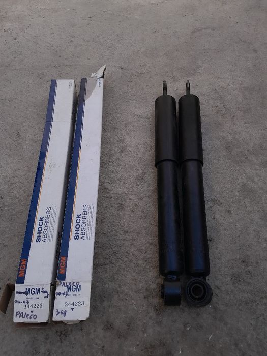 Амортизаторы задние новые на Поджеро.