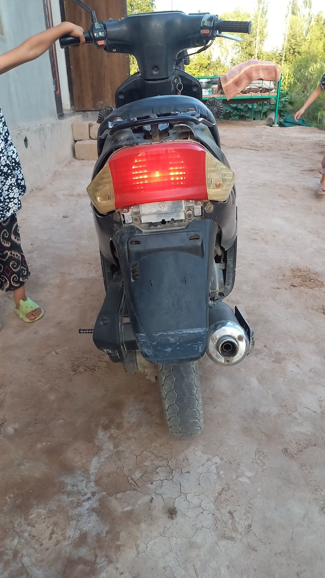 Skutr binzin  surxondaryo Qiziriq  narxi kelishamiz holati  yaxsh