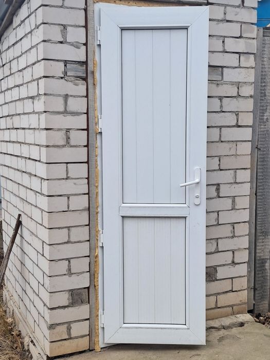 Пластиковые и металлический двери