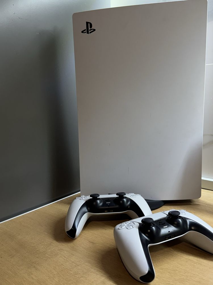 PS 5, пользовались месяц , есть 2,3 игры.