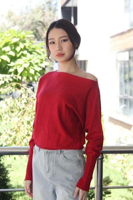 Красный свитер новый