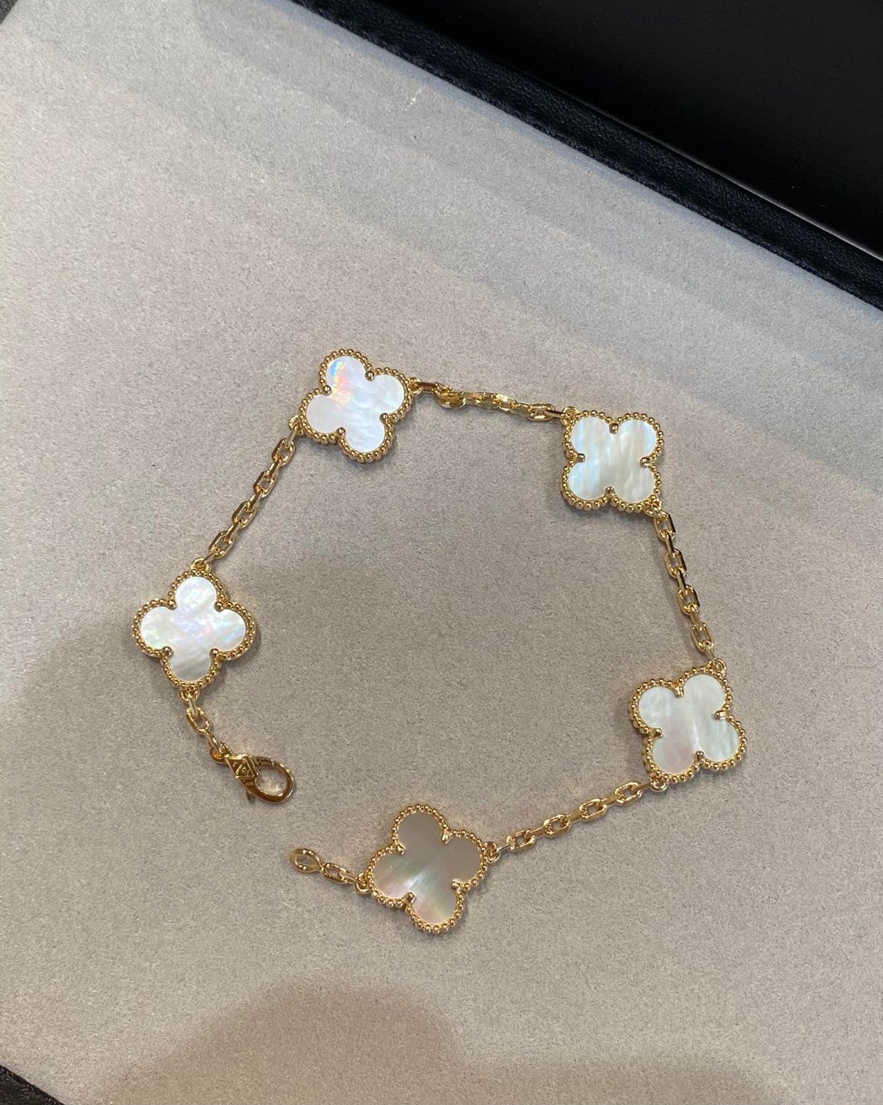 Позлатени гривни Van Cleef & Arpels