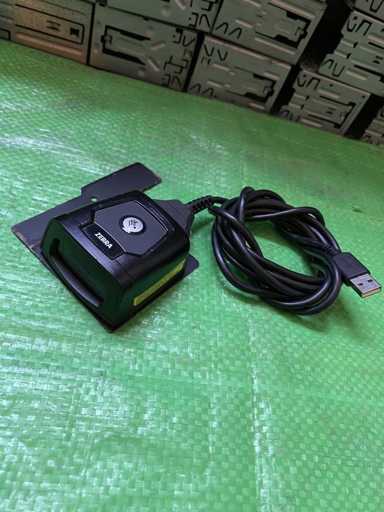 ZEBRA DS457 - Четец на баркод скенер с монтажно желязо + USB кабел