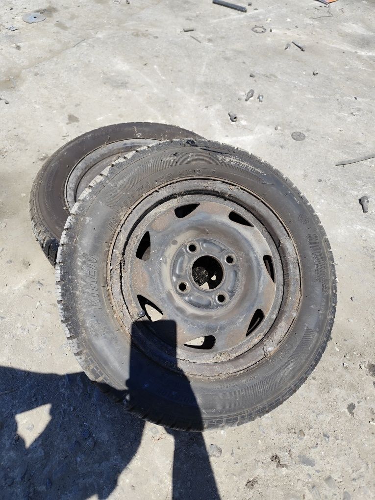 Две зимни гуми 155/70R13
