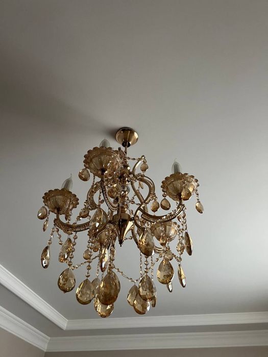 Люстралар сотилади.