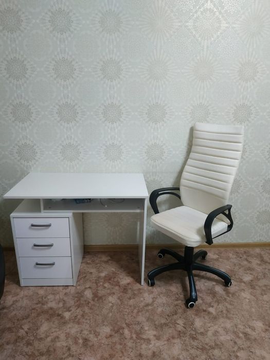 Продам  парту с креслом для школьников
