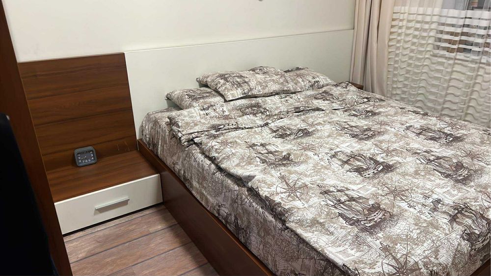 Спалня с матрак и шкафчета