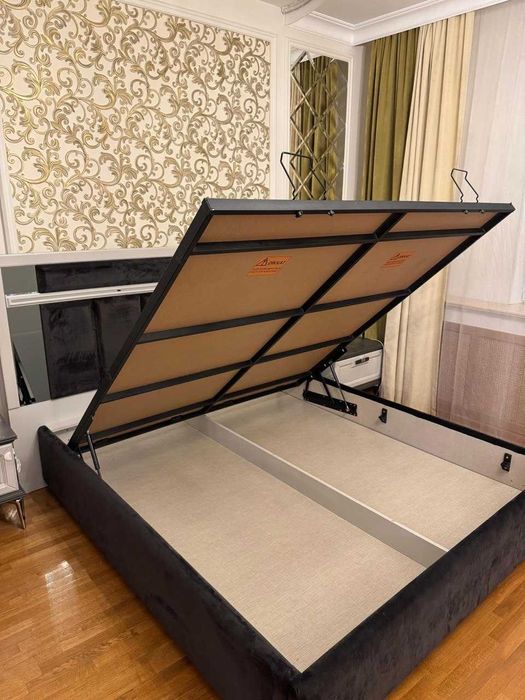 Двуспальная кровать 180*200 с матрасом в отличном состоянии