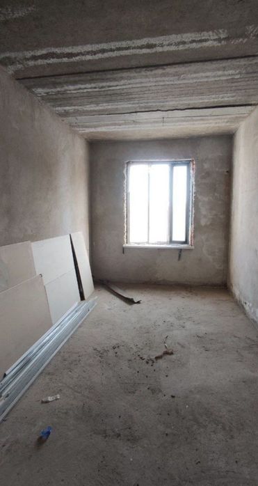 Chinar Mall tomonda 1 xonali korobka sotiladi