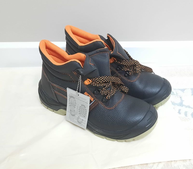 Продаётся новые осенние спец ботинки