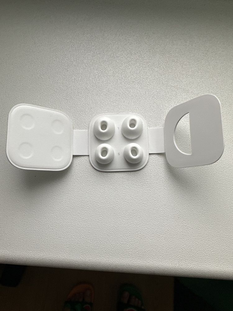 Apple AirPods Pro + зарядно, кутия и кейс