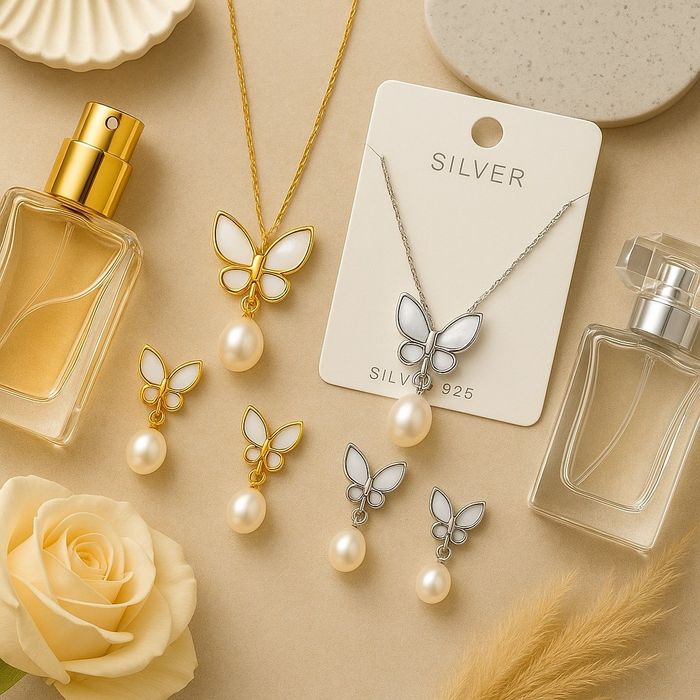 Стилен комплект бижута - колие и обеци с пеперуди и перлен ефект 
Осно