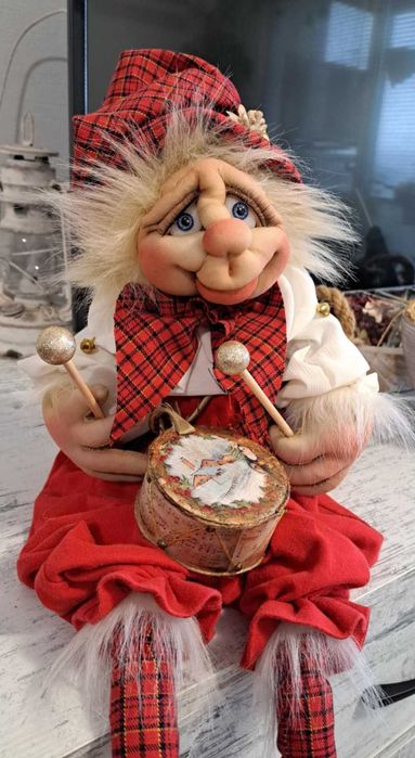 Гном в коледни цветове