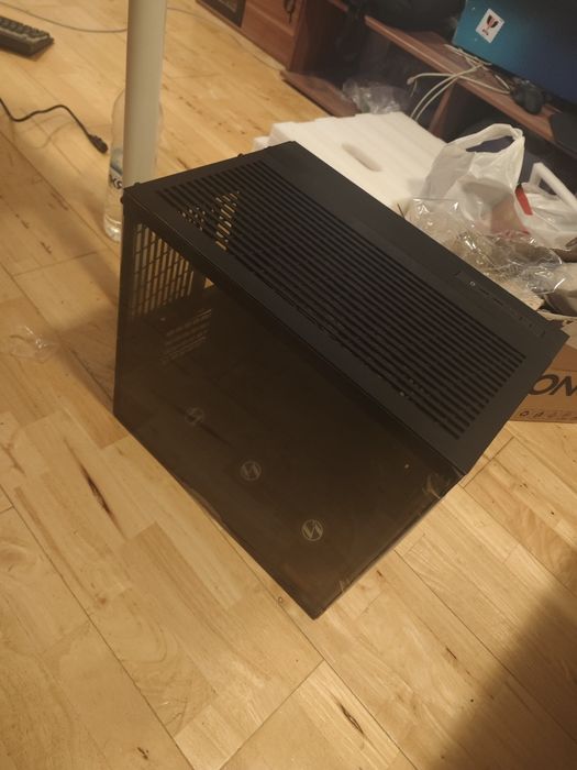 Кутия Lian Li O11D Mini V2 Flow чисто нова с 24 месеца гаранция