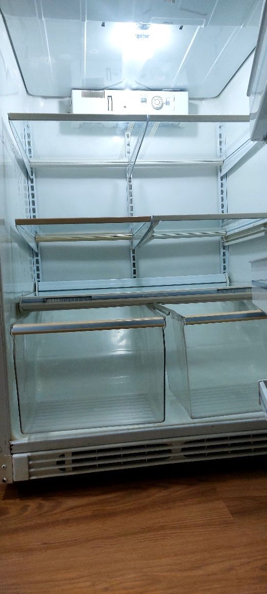 Продам холодильник б/у  Дженерал Электрик ,воздушное охлаждение.