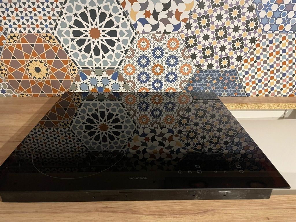 Vând plita pe inducție Electrolux