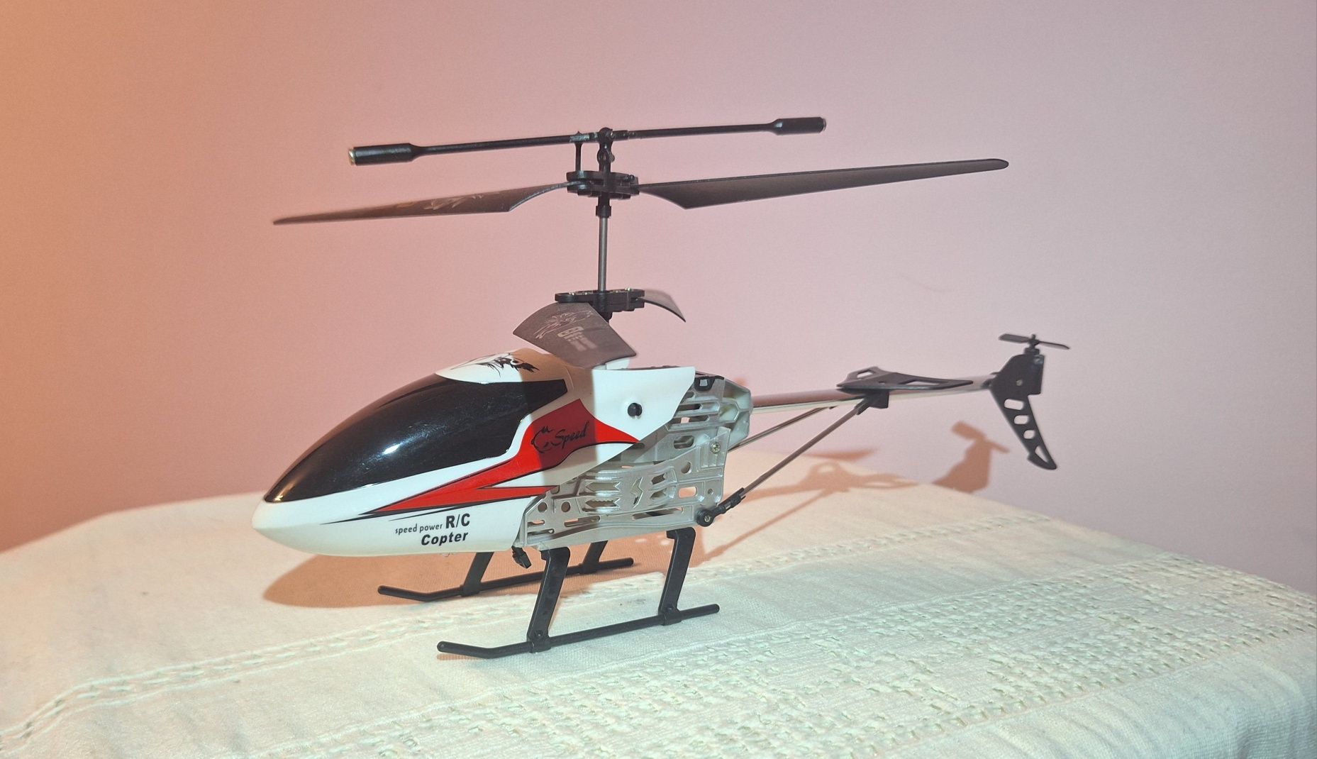 Elicopter drona fără telecomanda