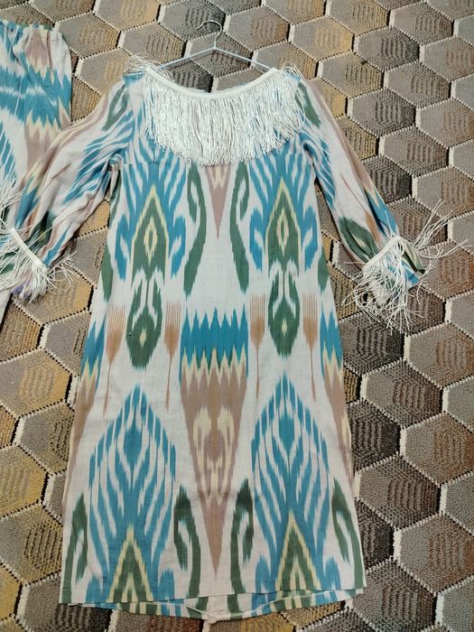 Adras ko'ynak qizlarga