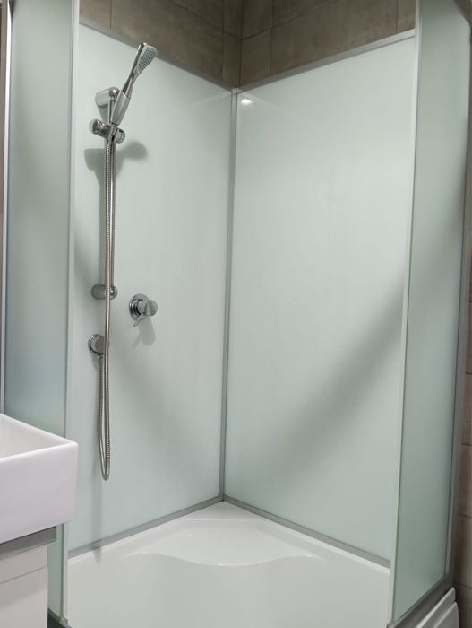 Cabina de dus extrem de putin folosita.