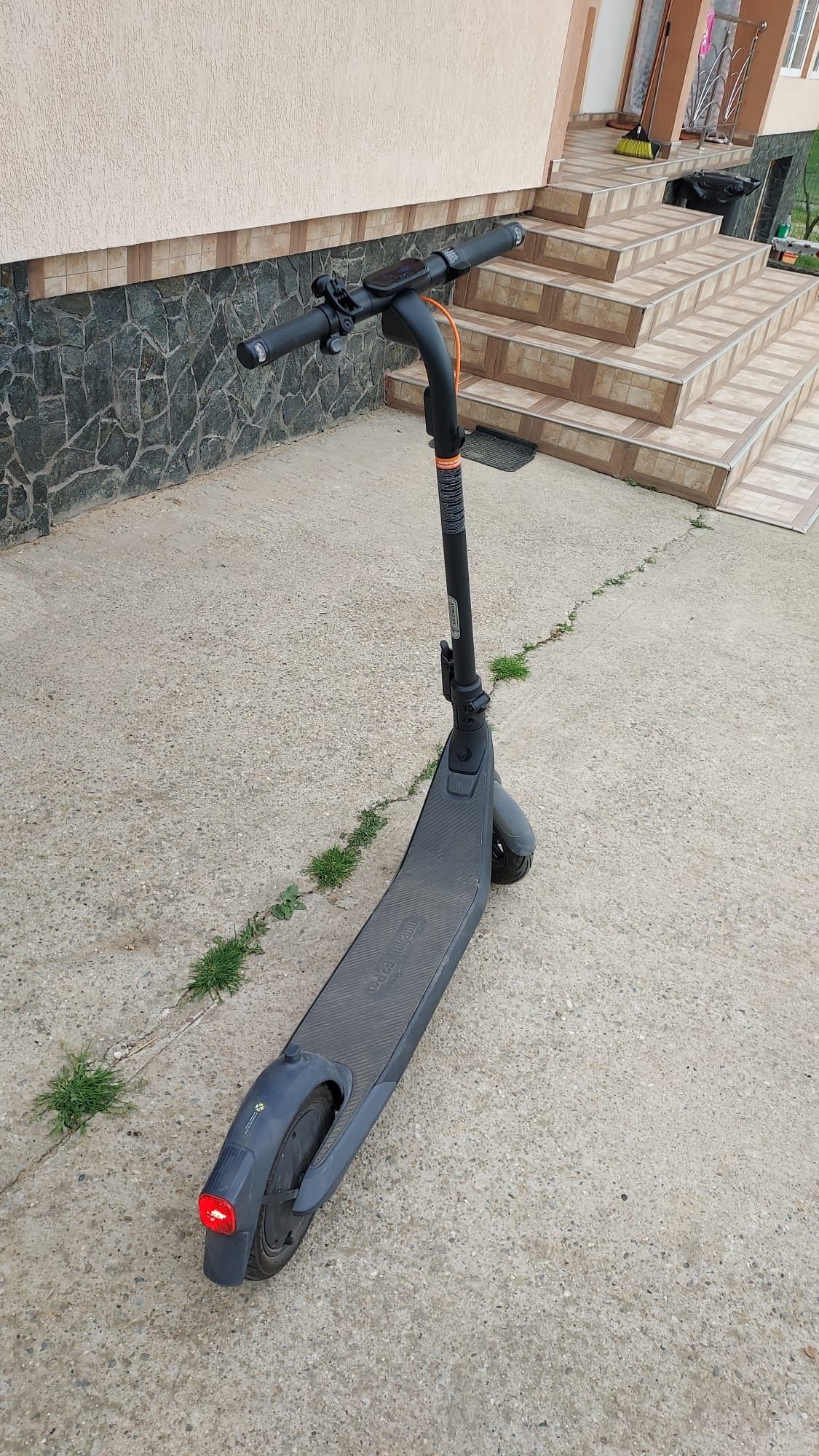Se vinde trotineta Segway Ninebit KickScoter E2 pro